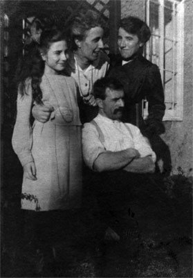 Harry Grubham, his wife, Alice Mary (Baker) Grubham and daughter Mabel Grubham. In the centre one of Alice's sisters (possibly Ada Baker).